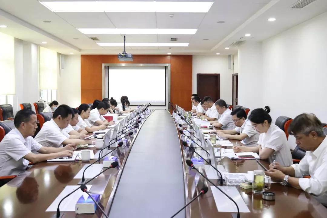 以史為鑒，開創未來｜商務區集團黨委學習習近平總書記在慶祝中國共產黨成立100周年大會上的重要講話  武漢中央商務區集團  2021-07-09 14:20 圖片 為掀起學習貫徹習近平總書記“七一”重要講話熱潮，7月8日上午，商務區集團黨委召開理論學習中心組（擴大）學習會議，集中研學習近平總書記在慶祝中國共產黨成立100